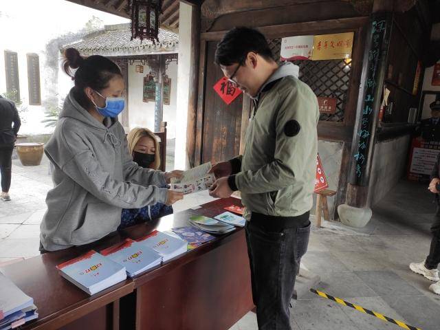 浙江杭州，深化反邪教宣传至农贸市场，筑牢基层思想防线