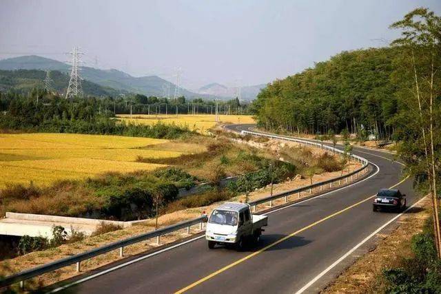 乡村公路建设提速，区域经济发展新引擎启动