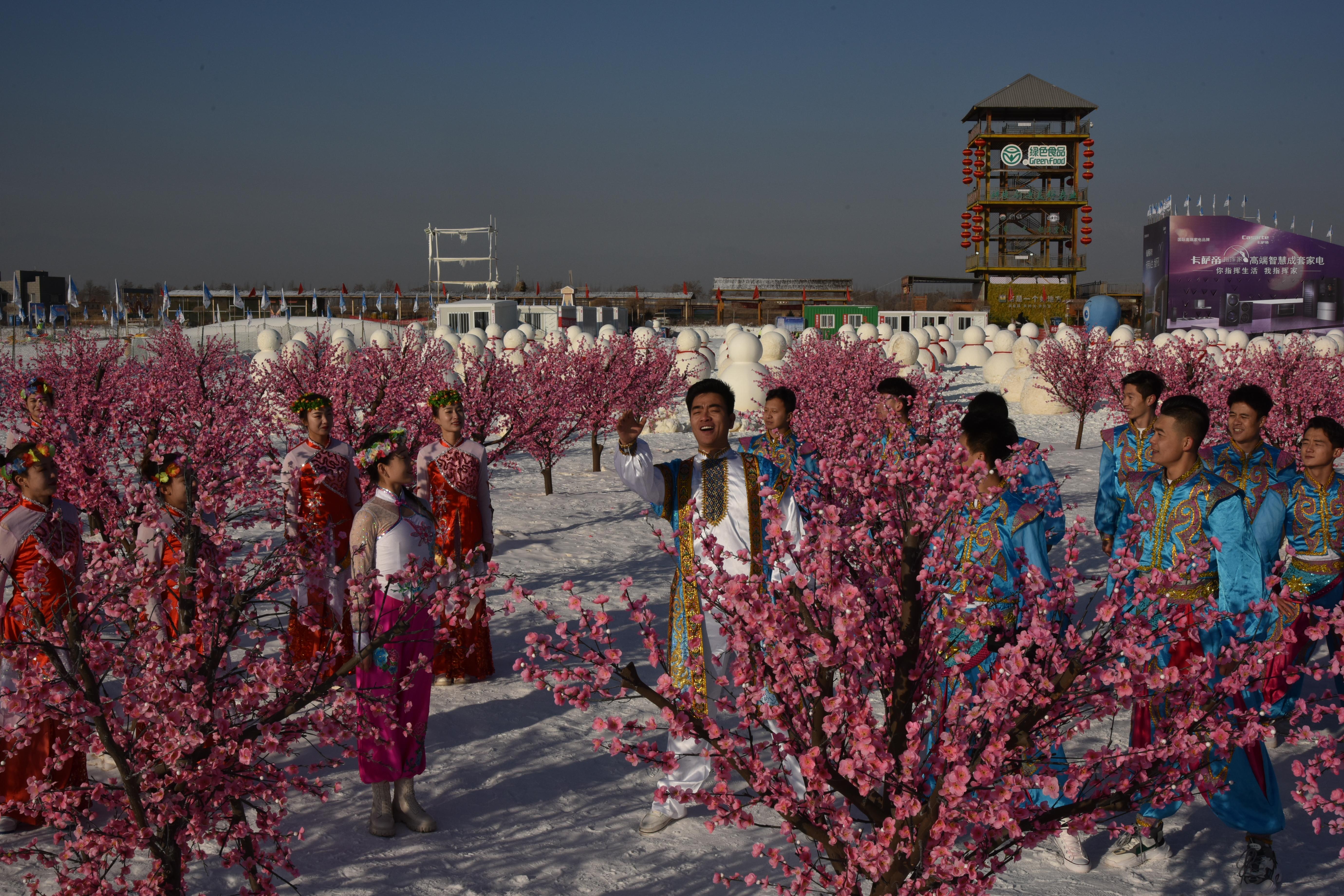 多地冬季旅游活动丰富，冰雪经济持续繁荣